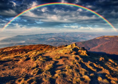 Regenbogen über den Bergen. Herbstmorgen in den Karpaten. Natur der Ukraine