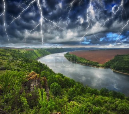 Vista pacífica del cañón del río Dnister en una tormenta. Paisaje dramático con tormenta. Poderoso rayo sobre el río. Naturaleza de Ucrania