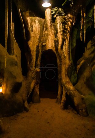 Téléchargez les photos : Un parc à thème avec entrée dans la grotte et une lumière suspendue par le haut. - en image libre de droit