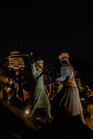Téléchargez les photos : Modèles d'argile d'un soldat Rajput et Mughal combattant avec des épées tirées à angle bas. - en image libre de droit