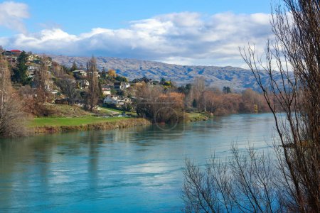 Foto de El río Clutha pasa por la ciudad de Alexandra en el distrito central de Otago, Isla Sur, Nueva Zelanda - Imagen libre de derechos
