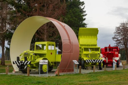 Téléchargez les photos : Twizel, Nouvelle-Zélande. Des engins de terrassement géants du ministère des Travaux publics exposés dans un parc à la périphérie de la ville. 4 juin 2023 - en image libre de droit