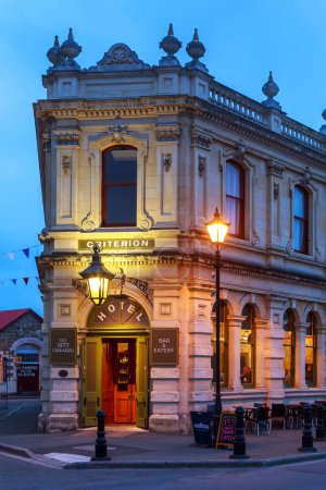 Foto de El histórico Criterion Hotel de 1877 en la pequeña ciudad de Oamaru, Nueva Zelanda, fotografiado por la noche. 4 de junio de 2023 - Imagen libre de derechos