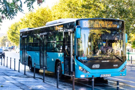 Téléchargez les photos : Bus dans la circulation. STB transports publics Bucarest, Roumanie, 2022 - en image libre de droit