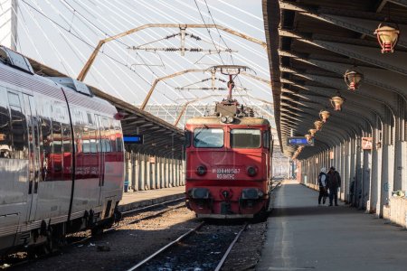 Foto de Train in motion or at train platform at North Rail station (Gara de Nord). Train transport infrastructure. Bucharest, Romania, 2023 - Imagen libre de derechos