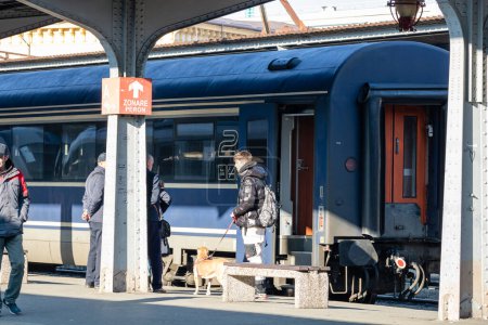Foto de People getting on and off the train at Bucharest North Railway Station (Gara de Nord) in Bucharest, Romania, 2023 - Imagen libre de derechos