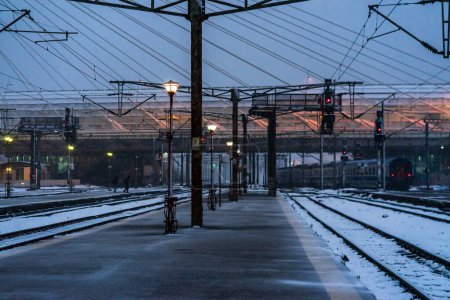Foto de Estación del Ferrocarril del Norte (Gara de Nord) durante un día frío y nevado en Bucarest, Rumania, 2021 - Imagen libre de derechos
