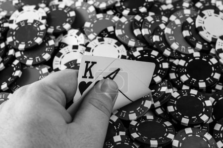 Téléchargez les photos : Jetons de poker, argent et jeu - en image libre de droit