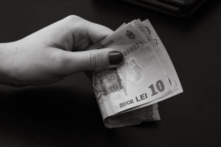 Téléchargez les photos : Femme comptant l'argent, comptant LEI fermer - en image libre de droit