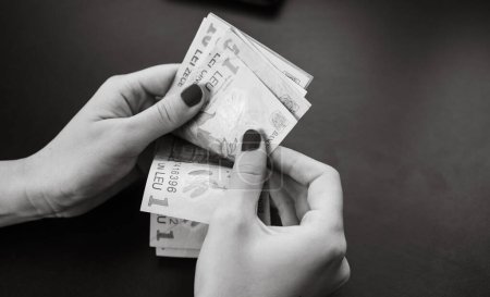 Téléchargez les photos : Femme comptant l'argent, comptant LEI fermer - en image libre de droit