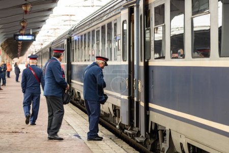 Foto de Train crew doing checkings on the platform at Bucharest North Railway Station in Bucharest, Romania, 2023 - Imagen libre de derechos
