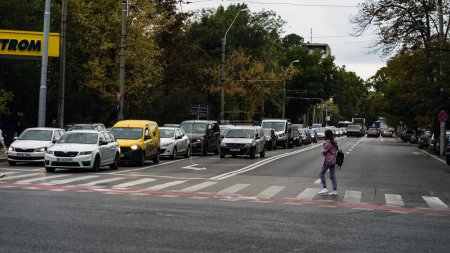Foto de Parachoques a Parachoques - Congestión del tráfico urbano durante la hora punta en Bucarest, Rumania, 2023 - Imagen libre de derechos