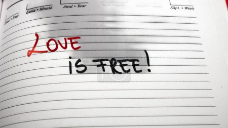 Foto de El amor es libre, texto de escritura a mano en la página de agenda de la oficina. Copiar espacio. - Imagen libre de derechos