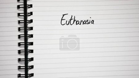 Téléchargez les photos : Euthanasie texte manuscrit sur papier, à l'ordre du jour du bureau. Espace de copie
. - en image libre de droit