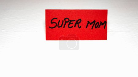 Téléchargez les photos : Super maman écriture texte d'amour pour mère sur papier. Étiquette avec beau message pour la fête des mères
. - en image libre de droit