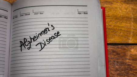 Foto de Enfermedad de Alzheimer, texto escrito a mano en la página de agenda de la oficina. Copiar espacio
. - Imagen libre de derechos