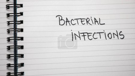 Foto de Infecciones bacterianas escritura a mano texto en papel, en la agenda de la oficina. Copiar espacio
. - Imagen libre de derechos