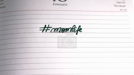 Foto de Concepto del día de la madre. Escribir texto para la madre en la agenda personal. Hashtag momlife
. - Imagen libre de derechos