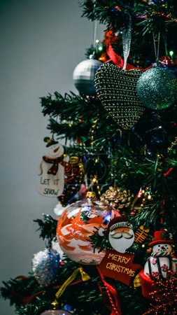 Foto de Decoraciones navideñas. Fondo colorido luces de Navidad - Imagen libre de derechos