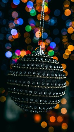 Foto de Decoraciones navideñas. Fondo colorido luces de Navidad - Imagen libre de derechos