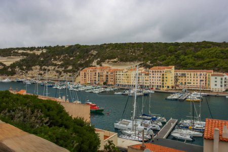 Téléchargez les photos : Ville Bonifacio, citadelle médiévale de l "île de Corse, France - en image libre de droit