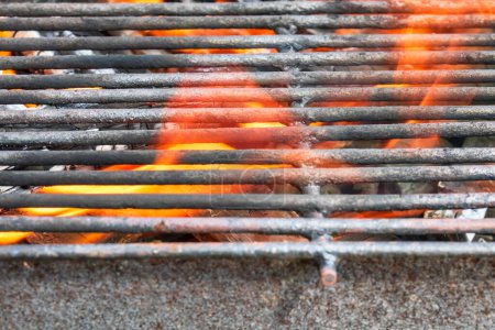 Leere heiße Holzkohlegrill Grill mit brennendem Feuer mit Flamme und Rauch. Heiße Kohle aus stark erhitztem Holz