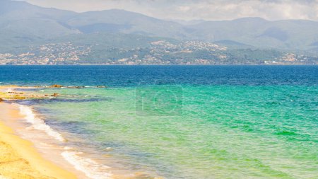 Téléchargez les photos : Plage publique d'Ajaccio, paysage estival de l "île de Corse, France - en image libre de droit
