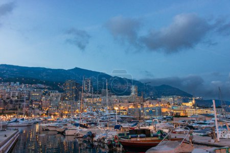 Vue panoramique sur la marina de Monte Carlo et le paysage urbain. Principauté de Monaco, Côte d'Azur