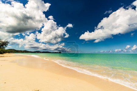 Foto de Playa caribeña con arena blanca, cielo azul profundo y agua turquesa - Imagen libre de derechos