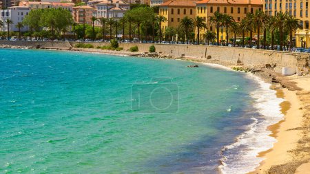 Öffentlicher Strand von Ajaccio, Sommerlandschaft der Insel Korsika, Frankreich