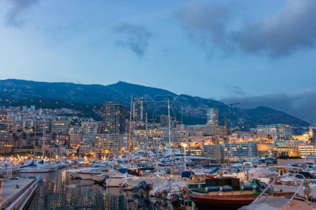 Téléchargez les photos : Vue panoramique sur la marina de Monte Carlo et le paysage urbain. Principauté de Monaco, Côte d'Azur - en image libre de droit
