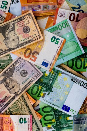 Zusammenstellung von Banknoten in Weltwährung: USD, EURO, CHF, LEI