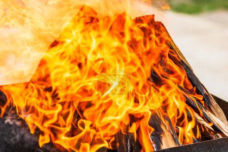 Barbecue à charbon chaud vide avec flamme vive. Grill brûlant chaud, cuisine en plein air