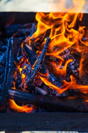 Brûler des copeaux de bois pour former du charbon. Préparation barbecue, feu avant cuisson.