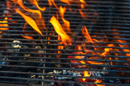 Barbecue à charbon chaud vide avec flamme vive. Grill brûlant chaud, cuisine en plein air