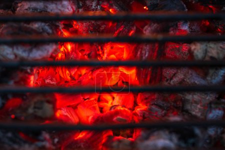 Barbecue Grill Pit avec des briquettes de charbon chaud incandescentes et flamboyantes