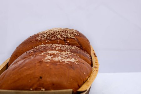 Foto de Cozonac o Kozunak, es un tipo de Stollen, o pan con levadura dulce, tradicional de Rumania y Bulgaria - Imagen libre de derechos