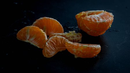 Orangenscheiben auf schwarzem Hintergrund. Frische Früchte isoliert auf schwarz