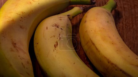 Frische reife Bananen auf einem Holzbrett.