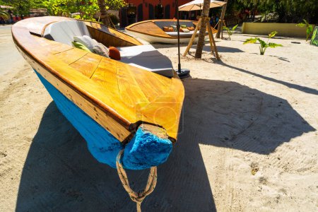 Sonnenschirme und Liegestühle am exotischen tropischen Strand, Haiti, Karibik