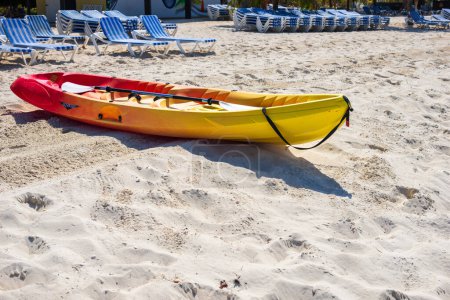 Descanso activo, deporte, kayak. Canoa en una playa de arena