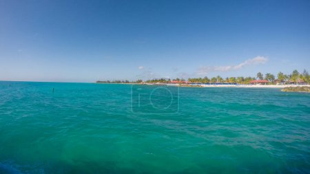 Tropischer Strand von Princess Cays Island auf den Bahamas