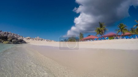 Tropischer Strand von Princess Cays Island auf den Bahamas