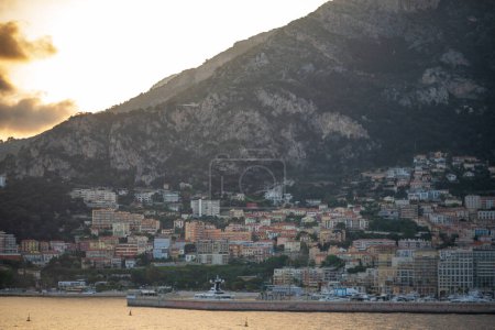 Vista panorámica del puerto deportivo y paisaje urbano de Monte Carlo. Principado de Mónaco, Costa Azul