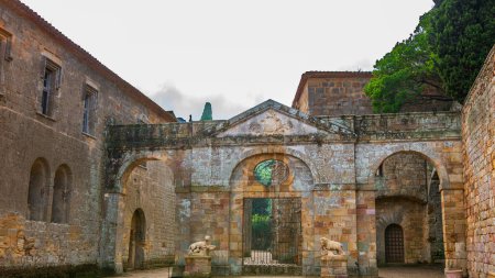 Abbaye de Fontfroide ou Abbaye de Fontfroide est monastère en France murs et arches gothiques