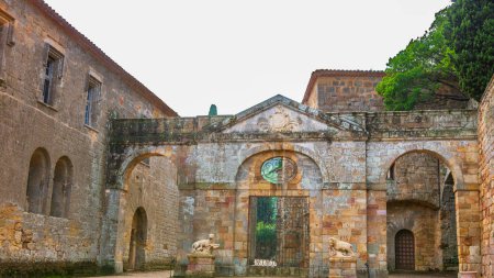 Abbaye de Fontfroide ou Abbaye de Fontfroide est monastère en France murs et arches gothiques