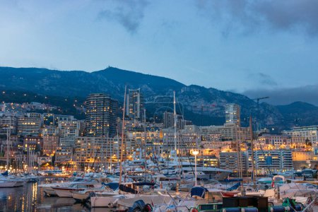 Foto de Vista panorámica del puerto deportivo y paisaje urbano de Monte Carlo. Principado de Mónaco, Costa Azul - Imagen libre de derechos