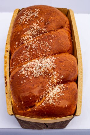 Cozonac ou Kozunak, est un type de pain Stollen, ou pain levé sucré, traditionnel à la Roumanie et la Bulgarie