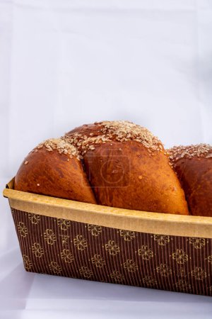 Foto de Cozonac o Kozunak, es un tipo de Stollen, o pan con levadura dulce, tradicional de Rumania y Bulgaria - Imagen libre de derechos