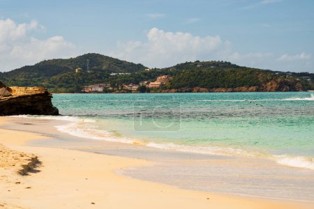 Plage des Caraïbes avec sable blanc, ciel bleu profond et eau turquoise